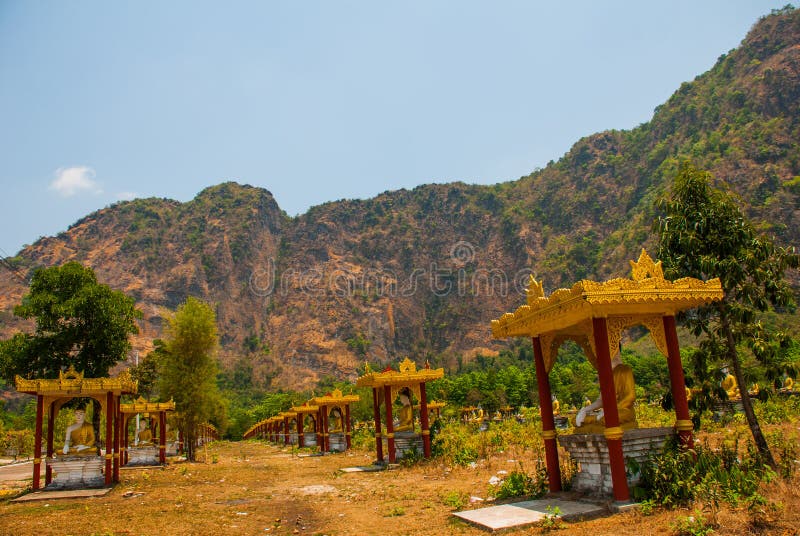 Download 坐Buddhas的许多雕象,在与山的美好的风景中在晴天 Hpa-An,缅甸 缅甸 库存图片 - 图片 包括有 著名, 幻想: 72357391