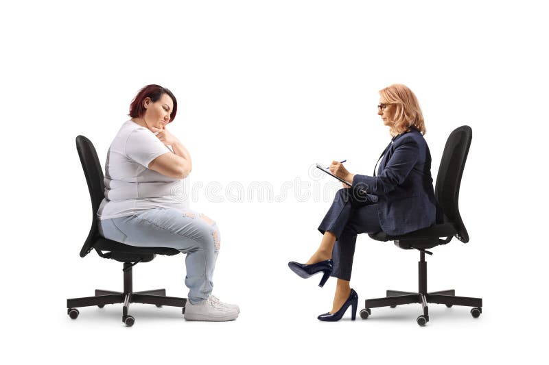 坐在办公室椅上的一位女性对面的胖胖女人 免版税库存照片