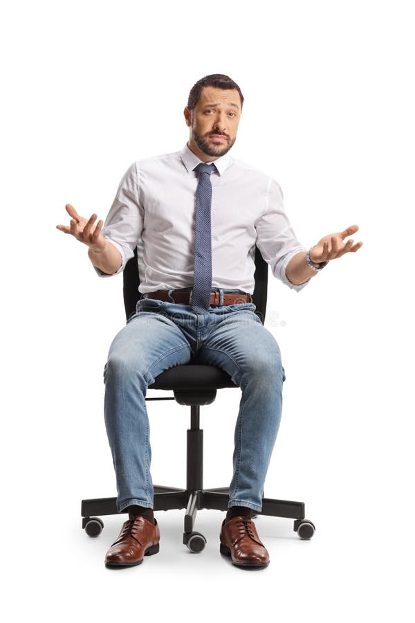 坐在办公椅上沉着的男人 免版税库存照片