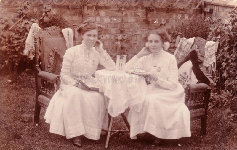 坐在桌上的两名妇女葡萄酒黑白照片明信片庭院20世纪20年代？