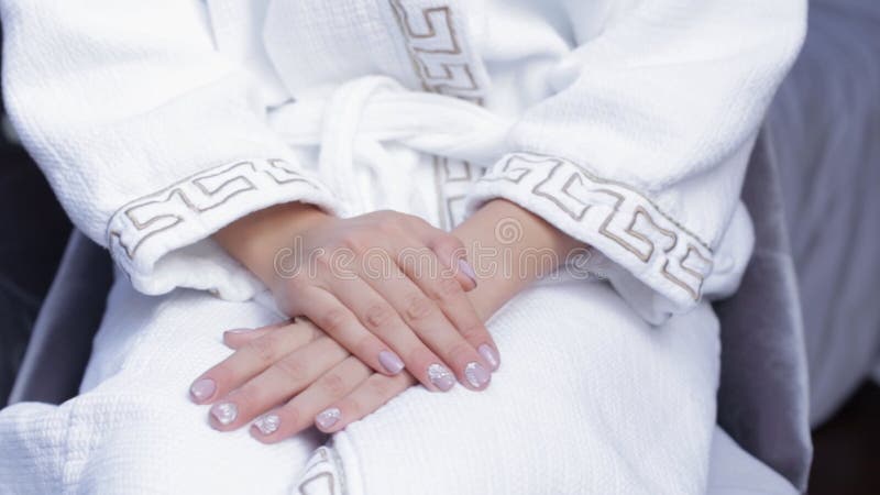 坐在白色外套的一把椅子的新娘 坐在有花的羊毛浴巾的妇女 新娘为婚礼之日做准备 库存图片 坐在白色外套的一把椅子的新娘 坐在有花的羊毛浴巾的妇女 新娘为婚礼之日做准备 库存图片