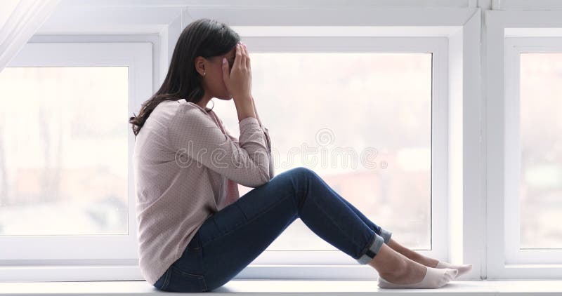 坐在窗台上的抑郁的年轻混血女子 股票视频