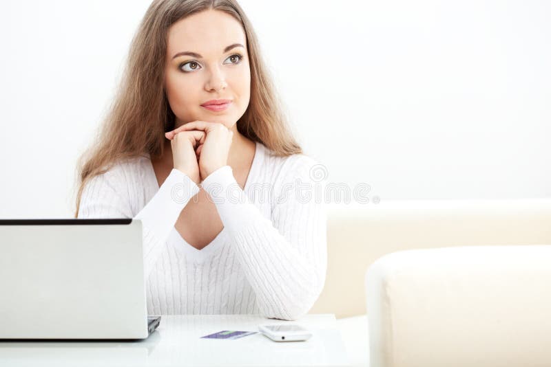 坐在膝上型计算机附近的妇女