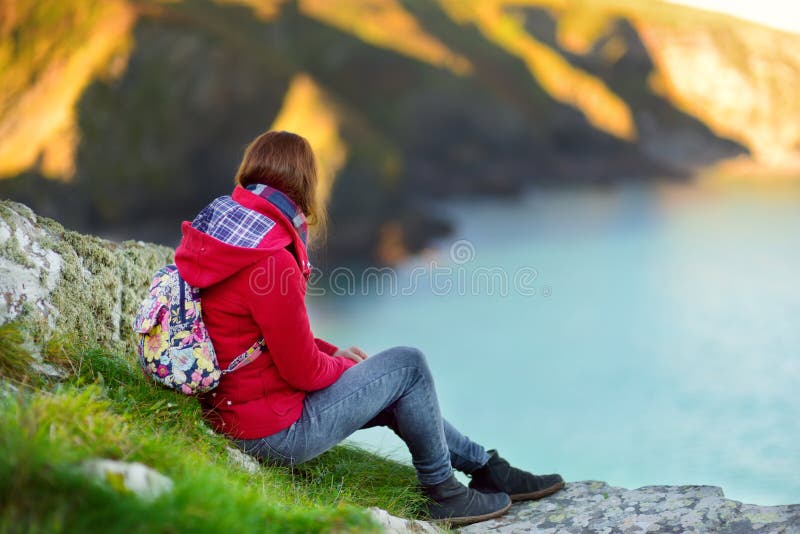 坚固性康沃尔海岸线旅游享用的看法在口岸以撒历史的渔村在晴朗的早晨,康沃尔郡,英国附近的 图库摄影 坚固性康沃尔海岸线旅游享用的看法在口岸以撒历史的渔村在晴朗的早晨,康沃尔郡,英国附近的 图库摄影