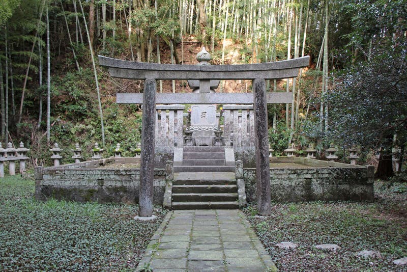 A grave was installed in a park near a shintoist temple in Matsue (Japan). Une tombe a été installée dans un parc près dun temple à Matsue (Japon). A grave was installed in a park near a shintoist temple in Matsue (Japan). Une tombe a été installée dans un parc près dun temple à Matsue (Japon).