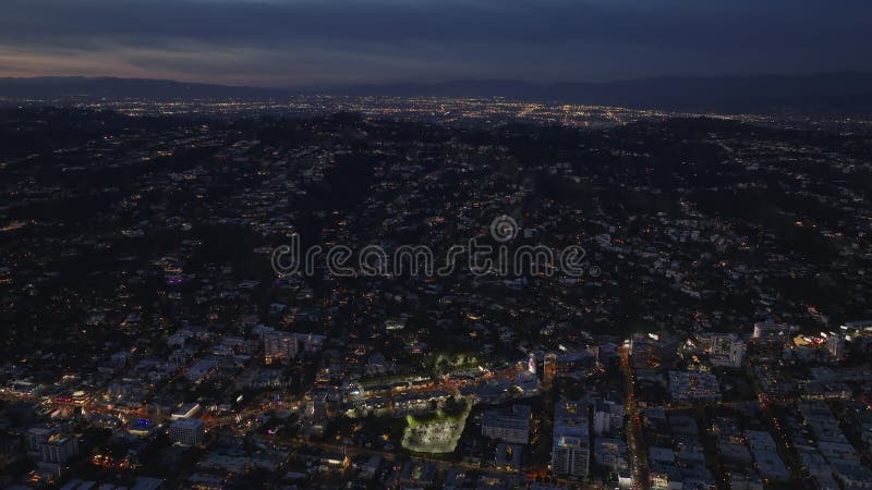 城市上方山区住宅楼的夜间拍摄. 大都市的房屋和街道的空景.