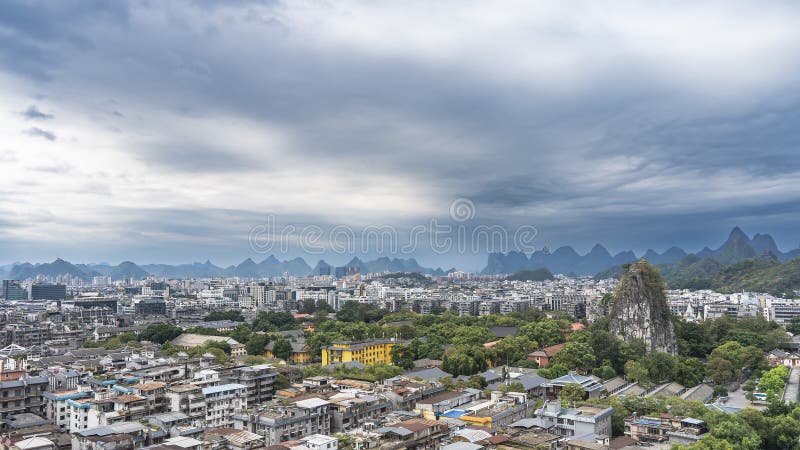 城市全景. 许多多层建筑的绿树. 图库摄影