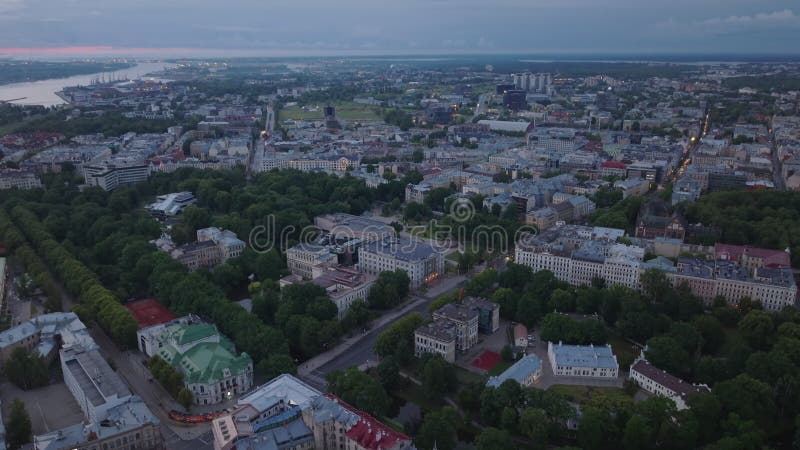 城市大型建筑物的空景观. 黄昏时分，平地景观中的大都市全景照. 里加拉脱维亚