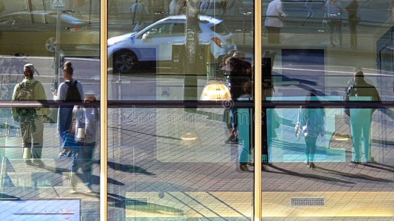 城市生活大厦窗口反射在街道汽车都市背景五颜六色的夏日步行者的人步行，脚步行者