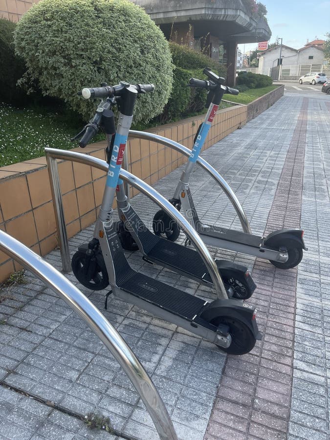 城市通勤共用电动小车的城市生态交通概念 免版税图库摄影