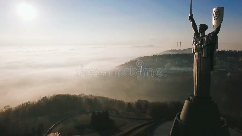 基辅乌克兰 从小山的看法与祖国纪念碑 erial录影镜头 深雾 秋天美好的早晨
