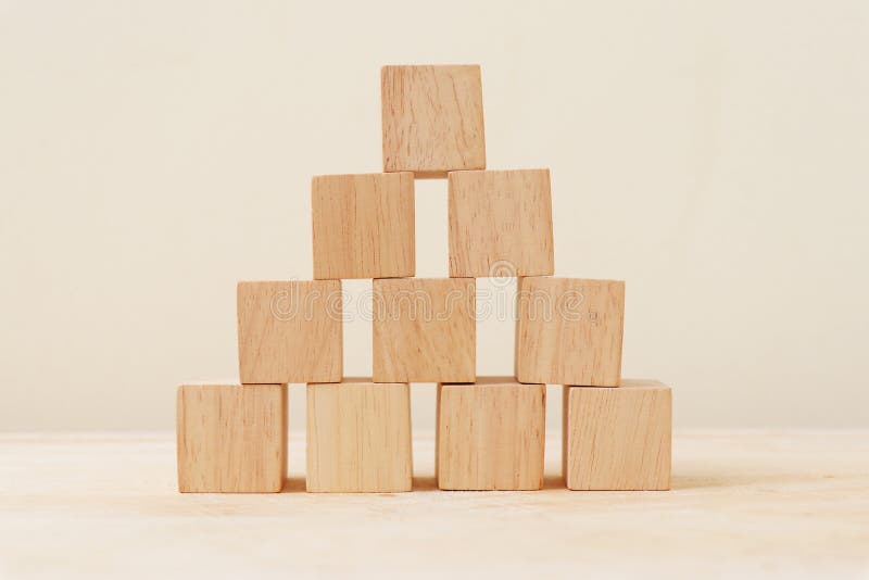堆积在金字塔中的木制立方体 免版税图库摄影 堆积在金字塔中的木制立方体 免版税图库摄影