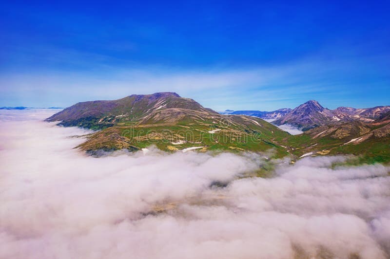 堪察加 松鸡爱本质歌曲通配木头 绿色领域和火山 从直升机的视图 免版税库存照片 堪察加 松鸡爱本质歌曲通配木头 绿色领域和火山 从直升机的视图 免版税库存照片
