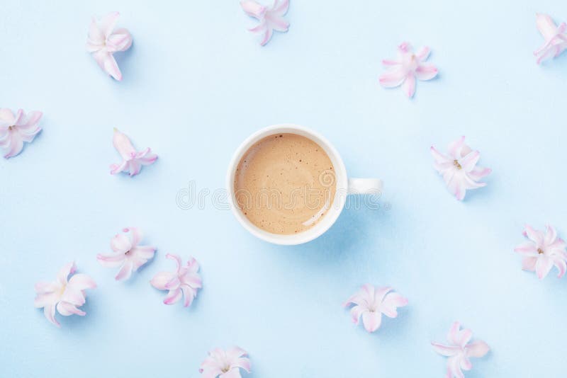 塑造与早晨咖啡的构成和桃红色花在蓝色淡色背景顶视图 平的位置样式 免版税图库摄影 塑造与早晨咖啡的构成和桃红色花在蓝色淡色背景顶视图 平的位置样式 免版税图库摄影