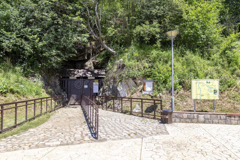 塞尔维亚雷萨瓦洞的入口