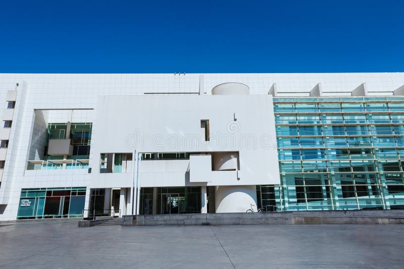 巴塞罗那,西班牙- 2016年4月18日:MACBA Museo De Arte Contemporaneo,当代艺术博物馆 图库摄影 巴塞罗那,西班牙- 2016年4月18日:MACBA Museo De Arte Contemporaneo,当代艺术博物馆 图库摄影