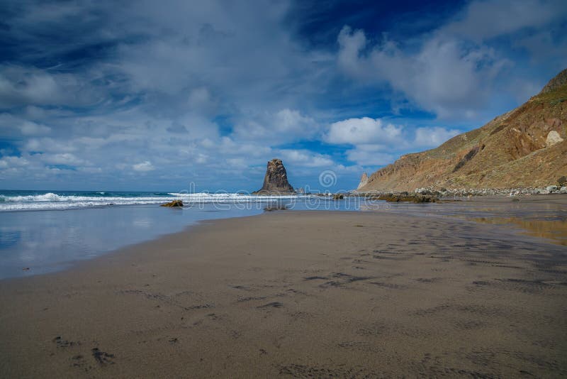 壮丽的海滨景色，在特内里费的Playa Benijo沙滩上 免版税库存图片