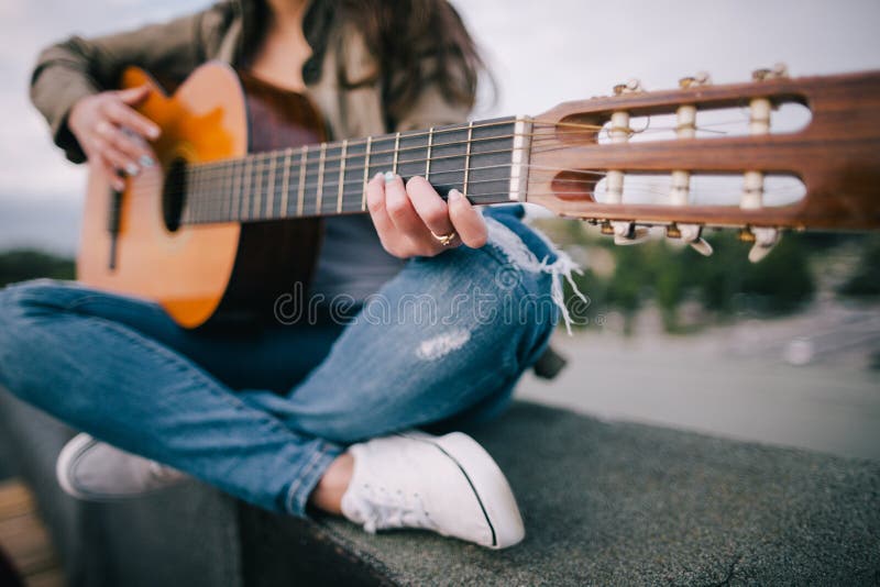 声学吉他歌曲 在自然的实况音乐 免版税库存图片