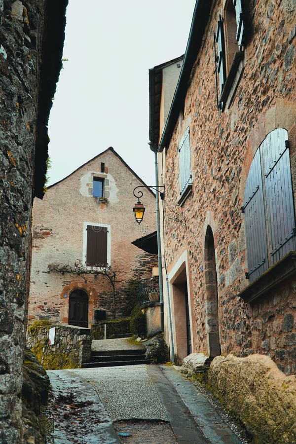 复古的风景 : 探索法国老村庄永恒的街道. 免版税图库摄影