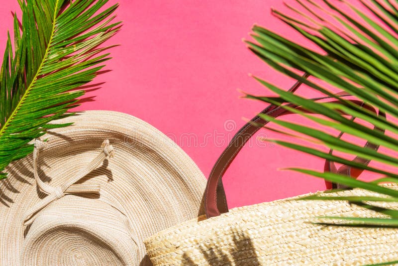 夏天时尚热带假期概念 在紫红色的桃红色的妇女的女性海滩装草帽柳条袋子绿色棕榈叶 免版税库存图片 夏天时尚热带假期概念 在紫红色的桃红色的妇女的女性海滩装草帽柳条袋子绿色棕榈叶 免版税库存图片