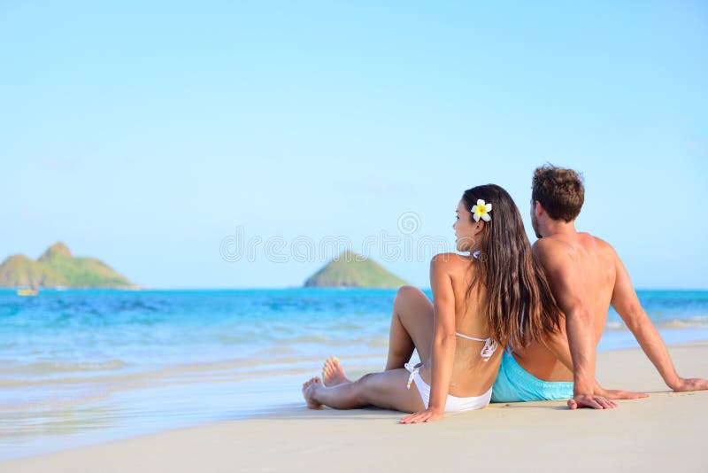 夏威夷假期夫妇放松的晒黑在海滩