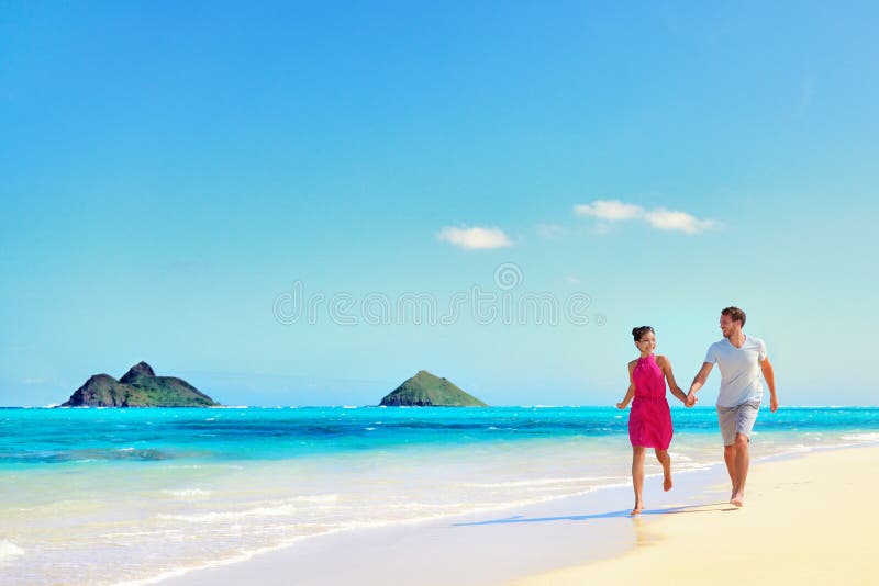 夏威夷走在绿松石海滩的假期夫妇