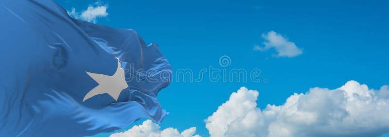 多云天空背景板上的软质索马里人国旗 库存例证
