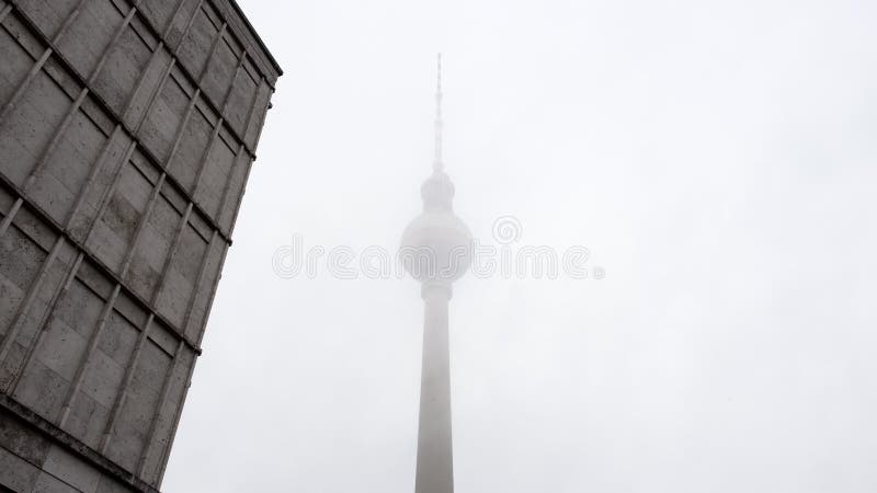 多云雾天的柏林电视塔