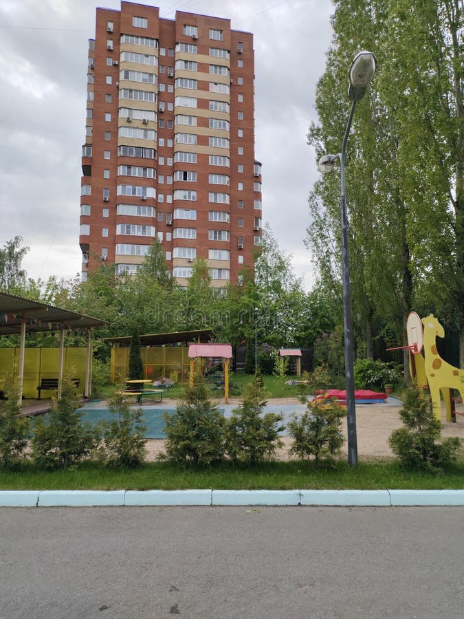 多层建筑庭院的游乐场 库存图片