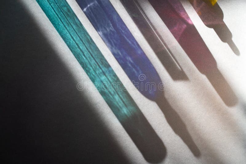 多色玻璃瓶在强光下反射 免版税库存图片