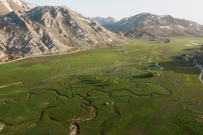 多路径山地草甸的空中景观 库存图片