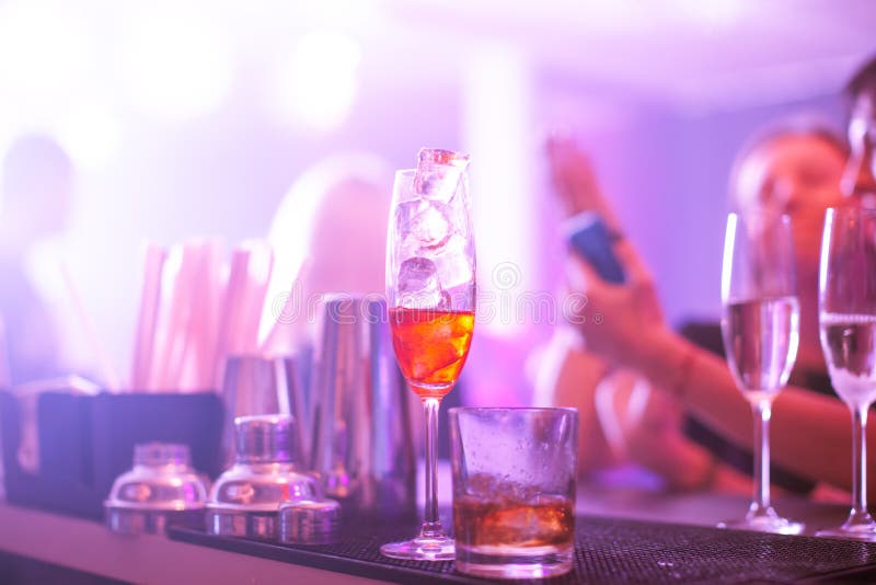 夜总会柜台的酒水和鸡尾酒 库存照片 夜总会柜台的酒水和鸡尾酒 库存照片