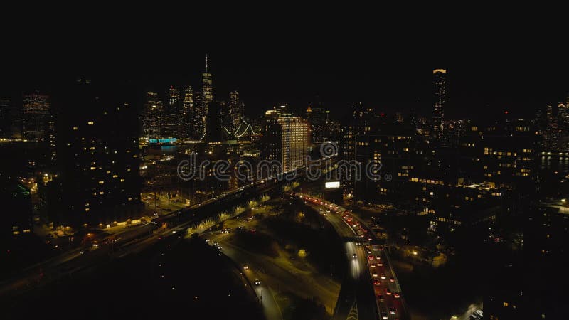 夜间城市交通的空中观察. 大都市的灯光街道和高楼. 纽约市美国
