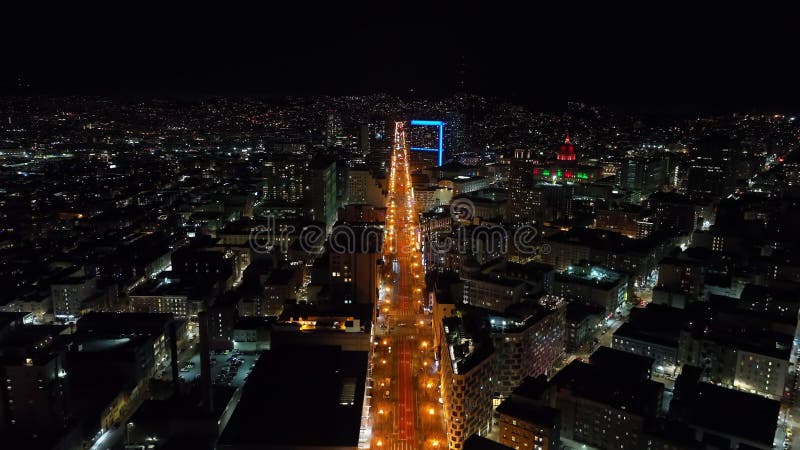 夜间大都市的空中全景. 在宽大的大道上飞驰而过. 旧金山