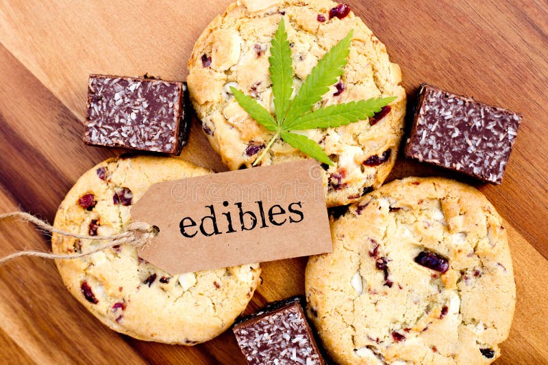 大麻-大麻-医药Edibles -曲奇饼和椰子果仁巧克力 免版税图库摄影 大麻-大麻-医药Edibles -曲奇饼和椰子果仁巧克力 免版税图库摄影