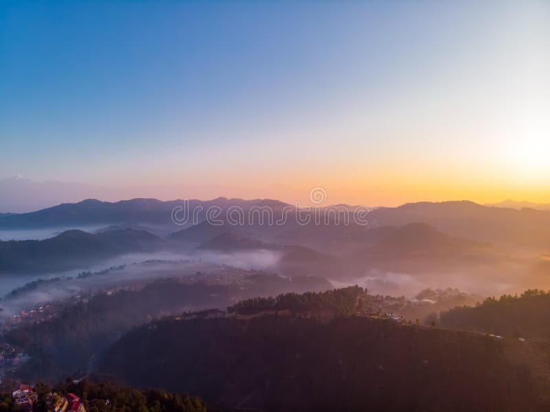 大喜马拉雅山背景下的日出雾中山的悲壮观 库存照片 大喜马拉雅山背景下的日出雾中山的悲壮观 库存照片