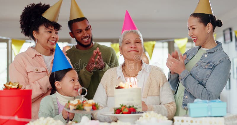 大家庭的生日和蛋糕，庆祝时兴奋，在聚会的家中快乐. 祖母父母