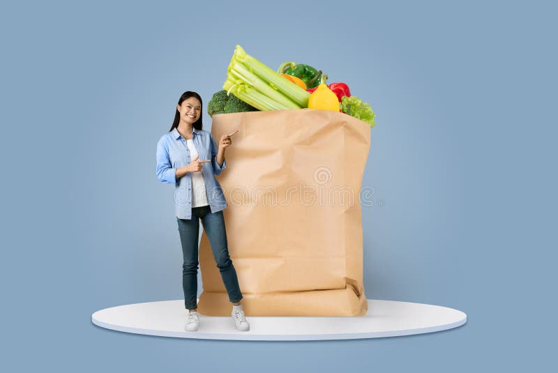 大袋鲜食和健康食品的杂货购物 库存图片