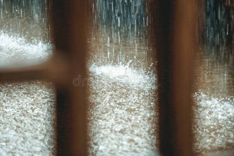 大雨下落在水中，看从窗口渠道