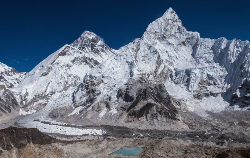 天景山:珠穆朗玛峰8848米、努普策7861米、珠穆朗玛峰大本营路径和卡拉帕塔尔的昆布冰川 库存图片 天景山:珠穆朗玛峰8848米、努普策7861米、珠穆朗玛峰大本营路径和卡拉帕塔尔的昆布冰川 库存图片