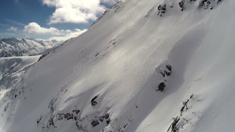 天线：在用雪盖的山的飞行
