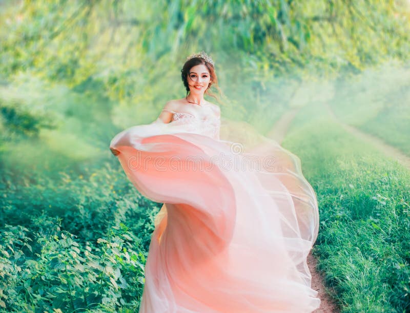 夫人和种类亚洲秀丽在早晨春天森林,快乐的快乐的女孩里 库存图片 夫人和种类亚洲秀丽在早晨春天森林,快乐的快乐的女孩里 库存图片