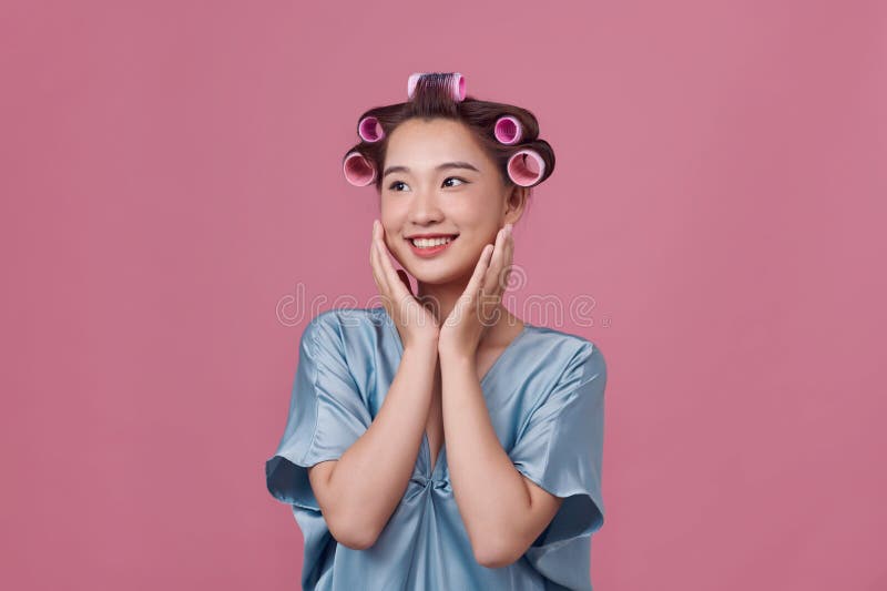 头戴蓝色连衣裙的头发卷的女人 免版税库存照片