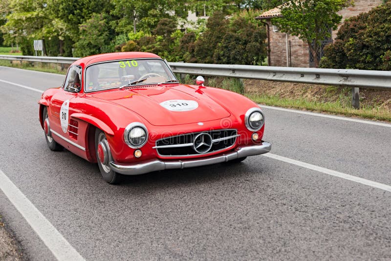 奔驰车300 SL W 198在Mille Miglia 2013年 库存照片 奔驰车300 SL W 198在Mille Miglia 2013年 库存照片