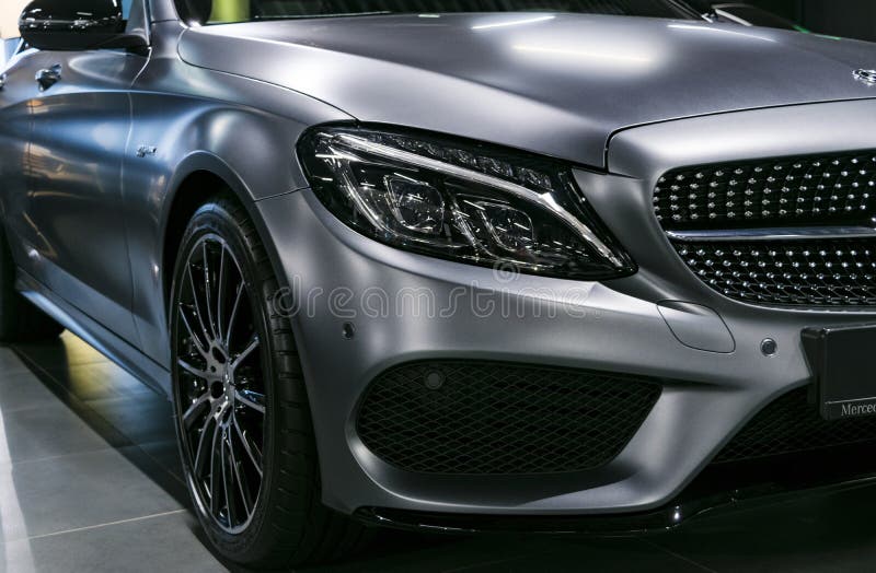 奔驰车C 43 AMG 4Matic V-8双涡轮的正面图2018年 汽车外部细节 库存图片 奔驰车C 43 AMG 4Matic V-8双涡轮的正面图2018年 汽车外部细节 库存图片