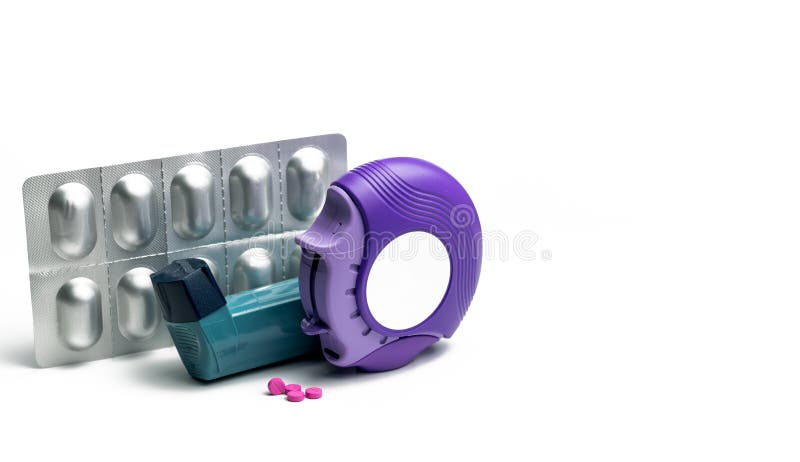 套哮喘吸入器、accuhaler和反过敏药片治疗哮喘的 哮喘控制器,在蓝色桌上的救济者设备 库存照片 套哮喘吸入器、accuhaler和反过敏药片治疗哮喘的 哮喘控制器,在蓝色桌上的救济者设备 库存照片