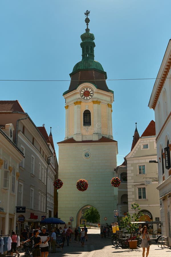 活力四射的街道，有咖啡馆通往瓦豪（Wachau）的钟楼和绿色圆顶拱门，位于奥地利 图库摄影