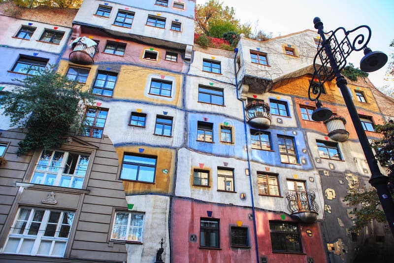 奥地利维也纳的亨德瓦瑟家 Hundertwasserhaus公寓大楼拥有色彩缤纷的立面、起伏的地板和屋顶 库存图片 奥地利维也纳的亨德瓦瑟家 Hundertwasserhaus公寓大楼拥有色彩缤纷的立面、起伏的地板和屋顶 库存图片