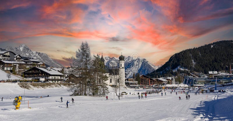 奥地利蒂罗尔山的seefeld an sunset冬季全景滑雪度假胜地 免版税库存图片