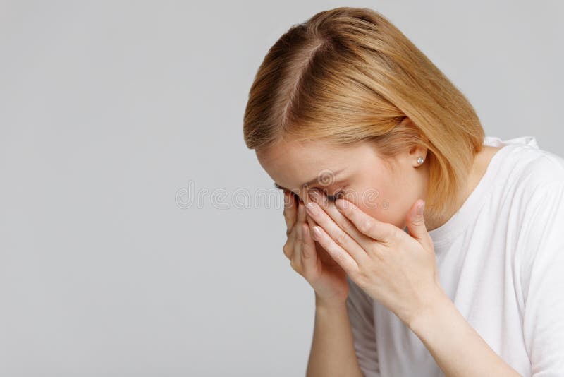 由于花粉尘过敏,隐形眼镜在肿胀的眼睛上摩擦的问题 免版税库存图片